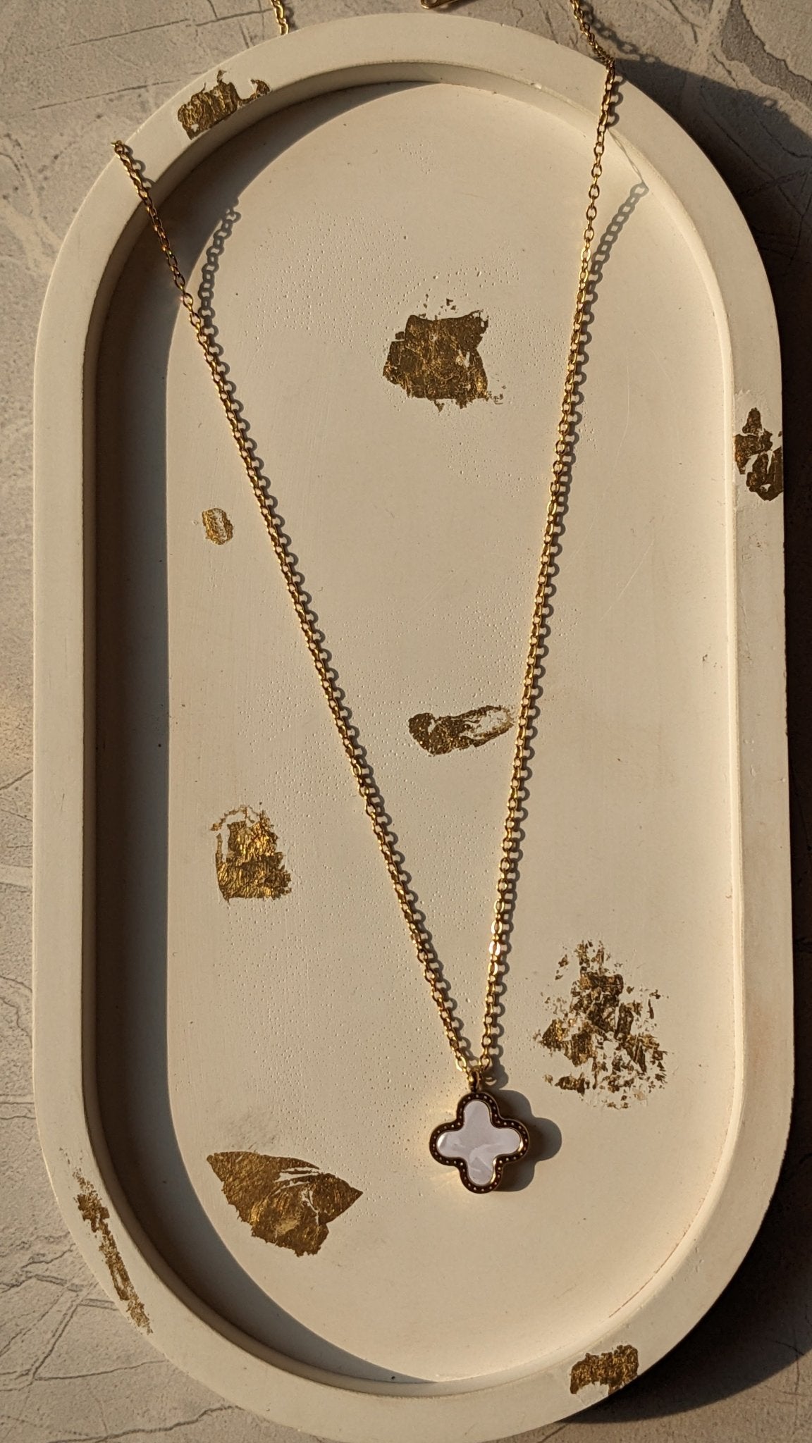 WHITE CLOVER PENDANT - SIFARA JEWELS