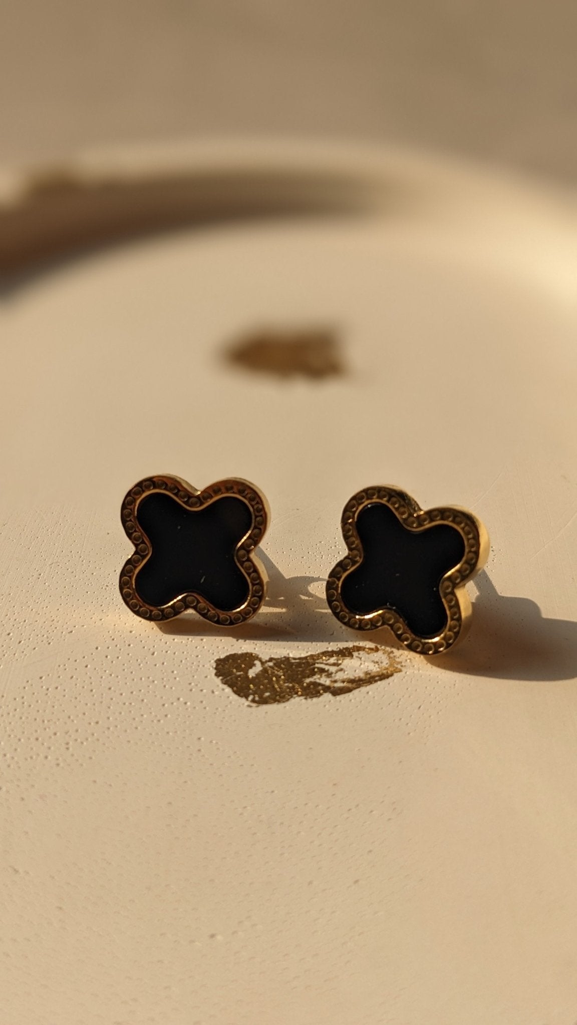 BLACK CLOVER EARSTUDS - SIFARA JEWELS