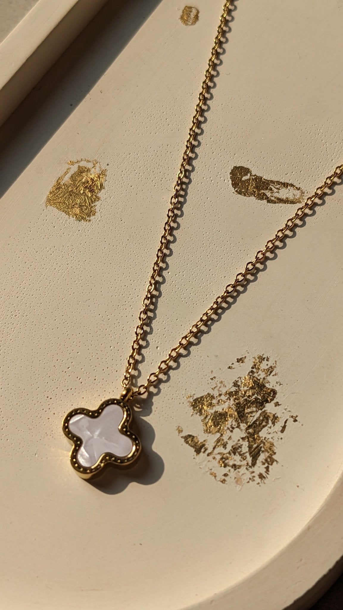 WHITE CLOVER PENDANT - SIFARA JEWELS