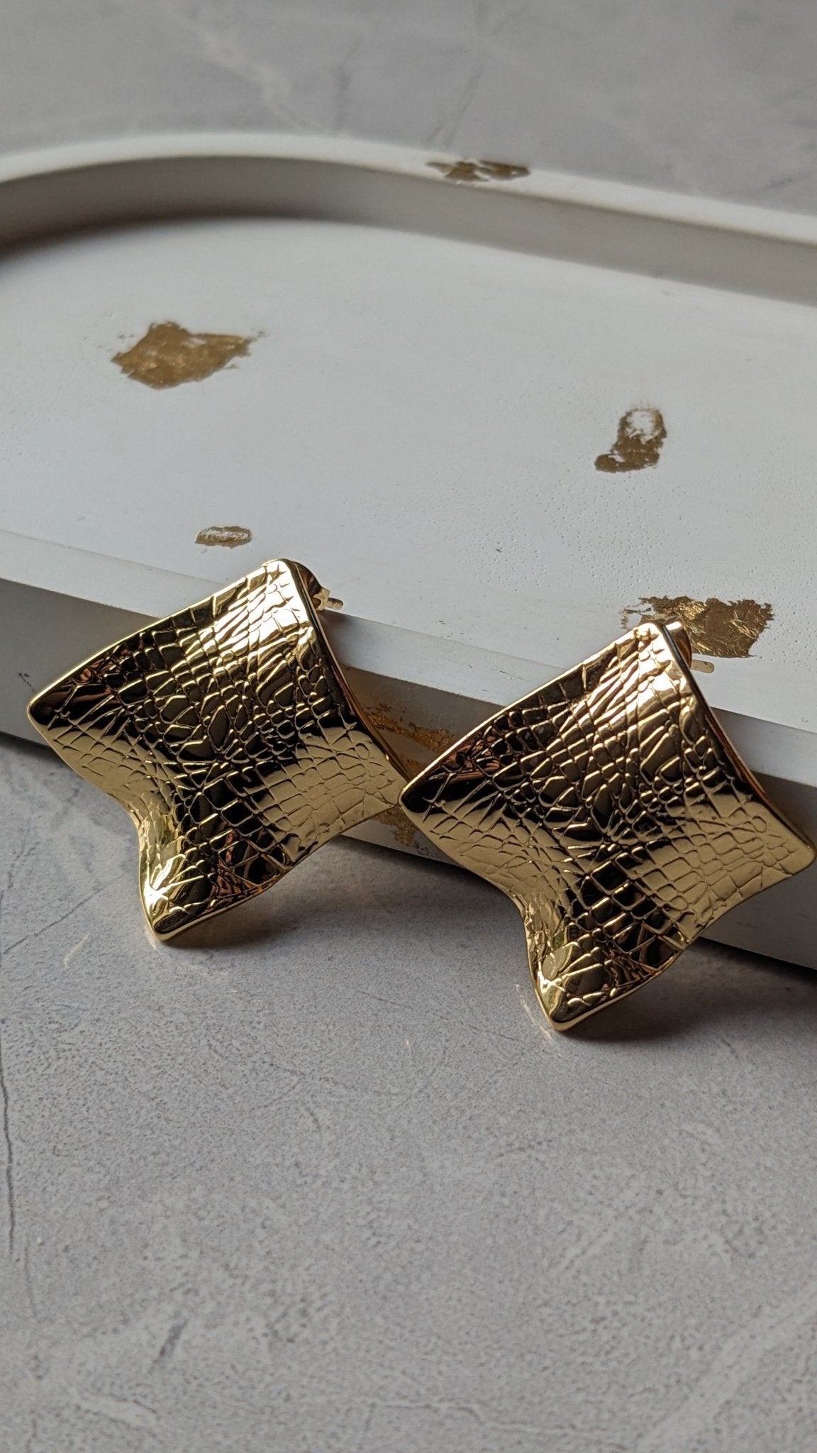 STAINLESS STEEL WAVY STUD EARRINGS - GEOMETRICAL SHAPE - SIFARA JEWELS