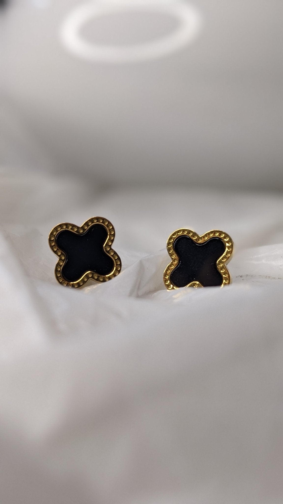 BLACK CLOVER EARSTUDS - SIFARA JEWELS
