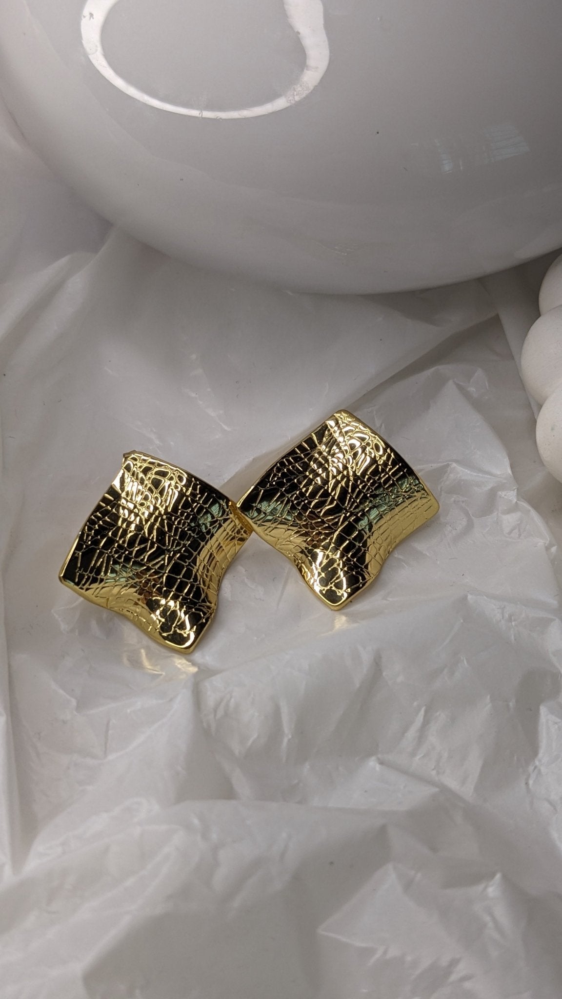 STAINLESS STEEL WAVY STUD EARRINGS - GEOMETRICAL SHAPE - SIFARA JEWELS