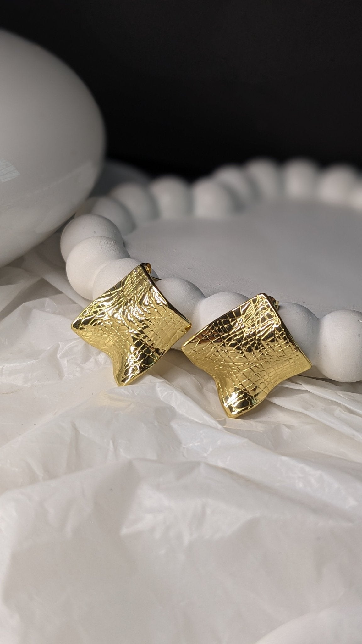 STAINLESS STEEL WAVY STUD EARRINGS - GEOMETRICAL SHAPE - SIFARA JEWELS