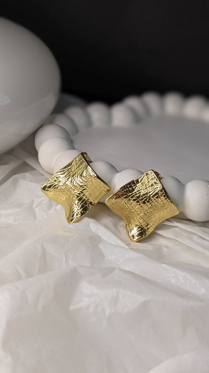 STAINLESS STEEL WAVY STUD EARRINGS - GEOMETRICAL SHAPE - SIFARA JEWELS