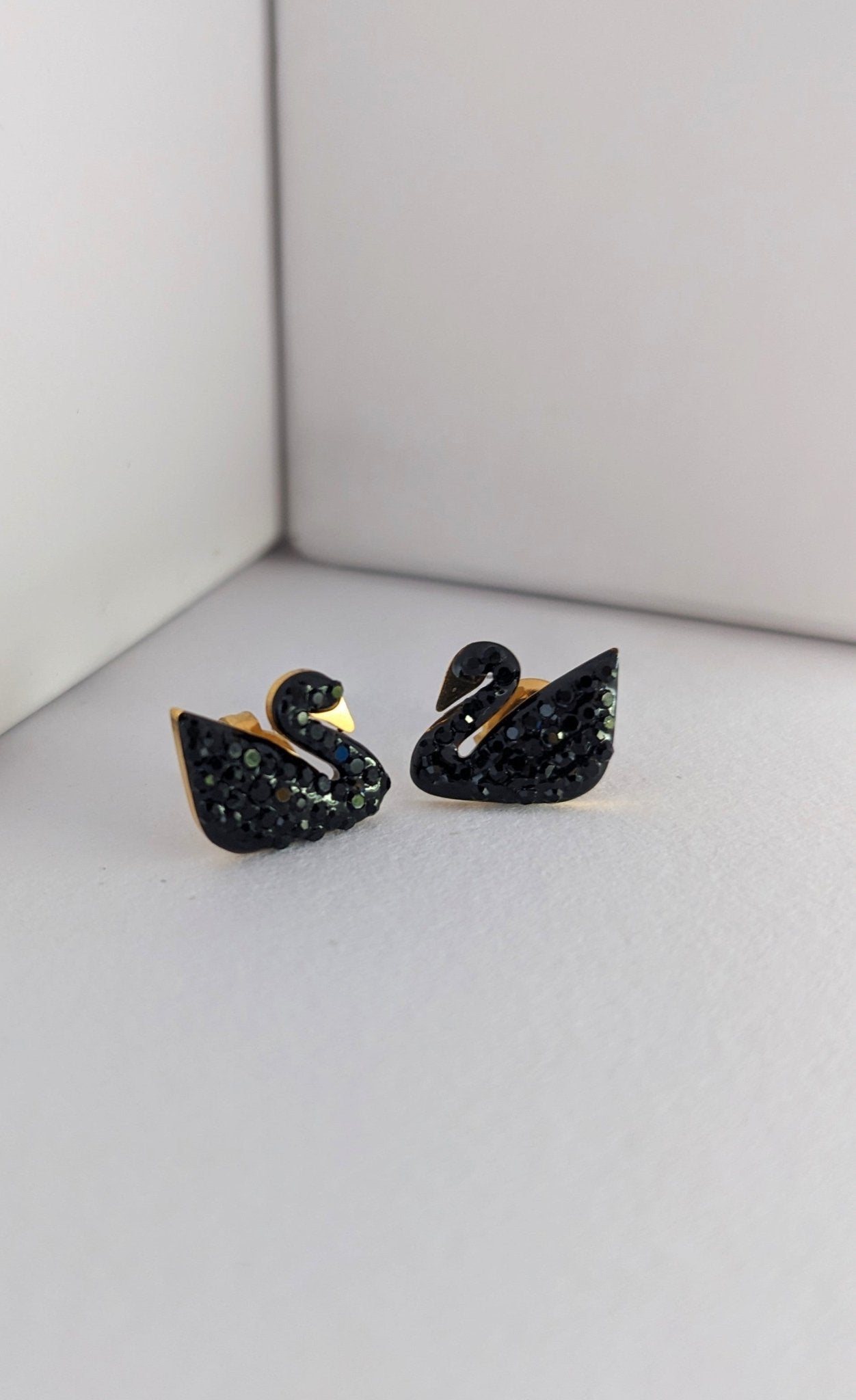 BLACK SWAN EARSTUDS - SIFARA JEWELS