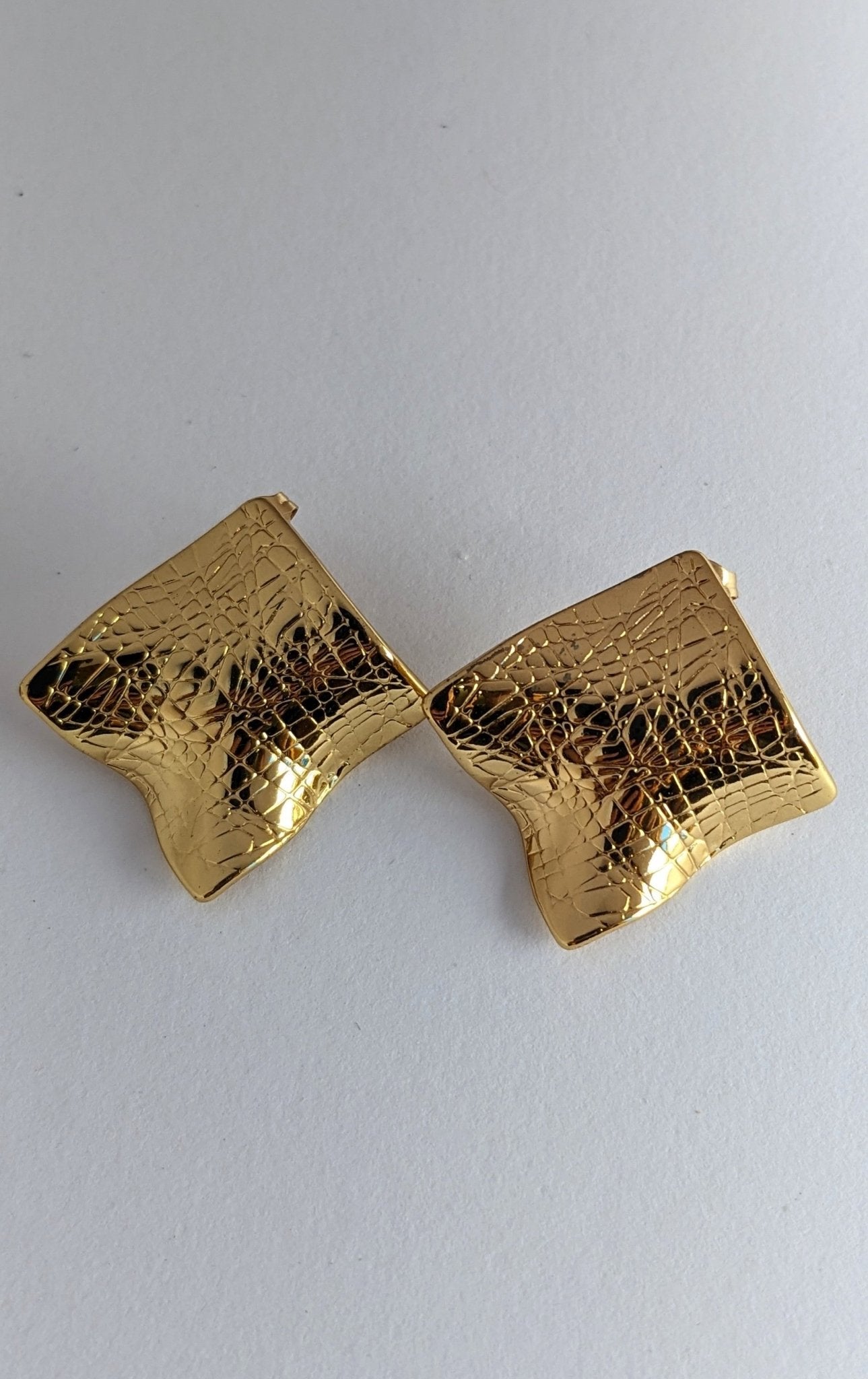 STAINLESS STEEL WAVY STUD EARRINGS - GEOMETRICAL SHAPE - SIFARA JEWELS